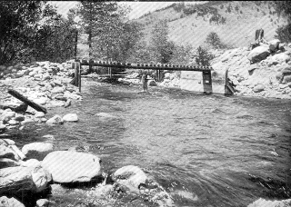 Illustration for article titled This Is How You Measure Stream Velocity Without Getting Your Feet Wet
